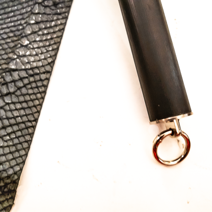 Black Tie / Lizard. 56cm/22" leather flogger