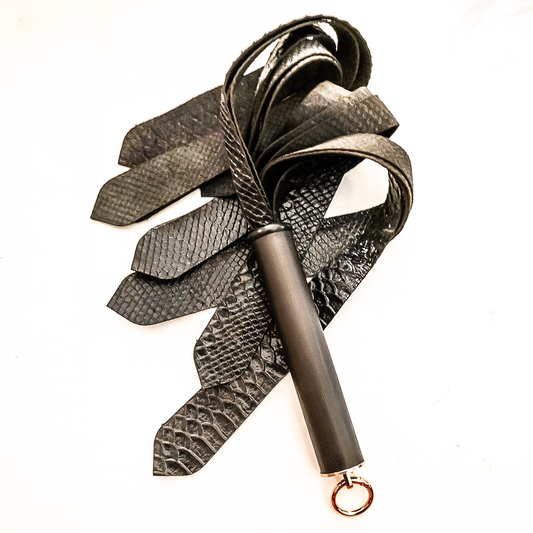 Black Tie / Lizard. 56cm/22" leather flogger