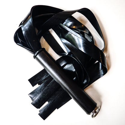 The Gimp. 61cm/24" Latex-Flogger mit breiten Strängen