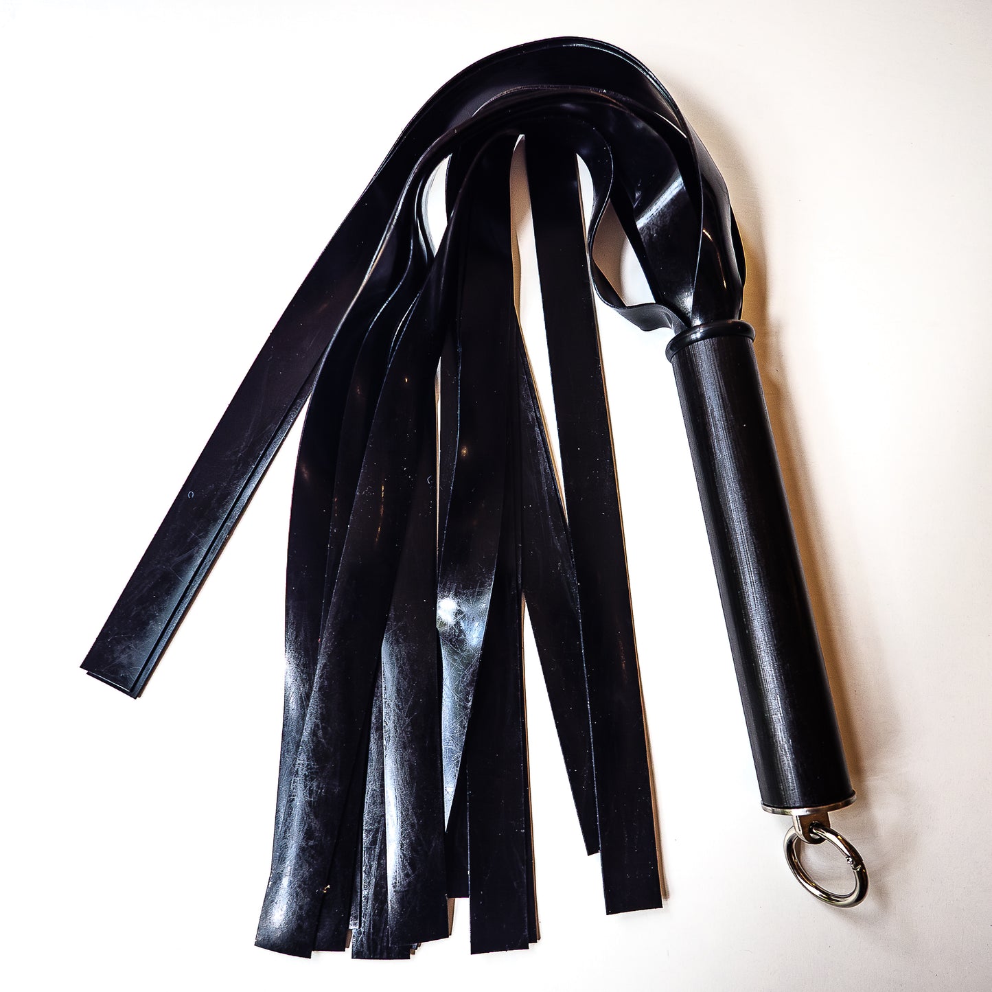 The Gimp. 61cm/24" Latex-Flogger mit breiten Strängen