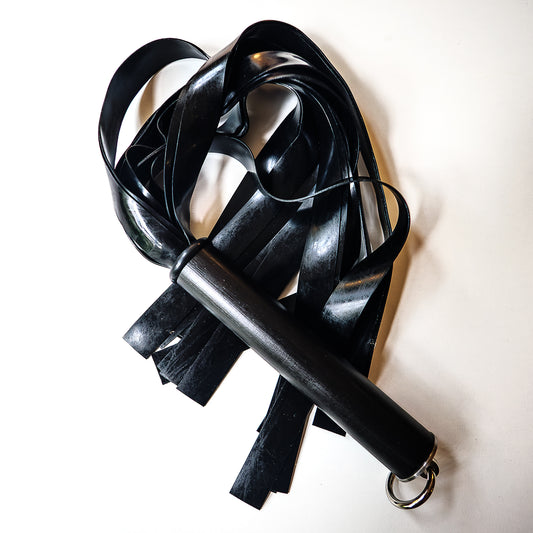 The Gimp. 61cm/24" Latex-Flogger mit breiten Strängen