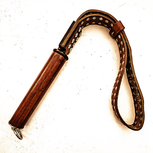 Papas Gürtel (#2). Schlaufenpeitsche aus einem alten Nietengürtel 56cm/22"