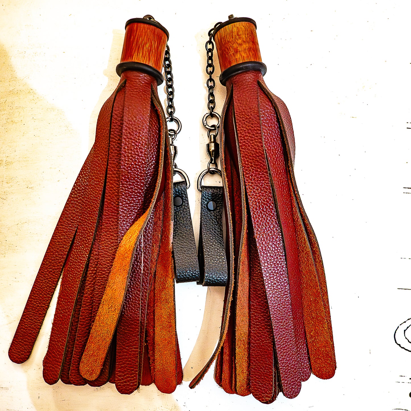 POI/Blutrot Fingerflogger (Paar, je 33cm Leder +  25cm Fingerschlaufen und Kette)