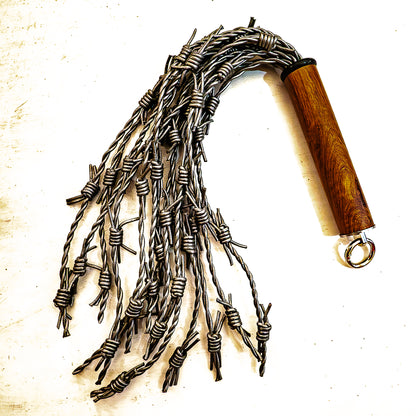 Mini/Wuensdorf. 43cm/17" Stacheldraht-Flogger aus Leder mit 14 Drähten