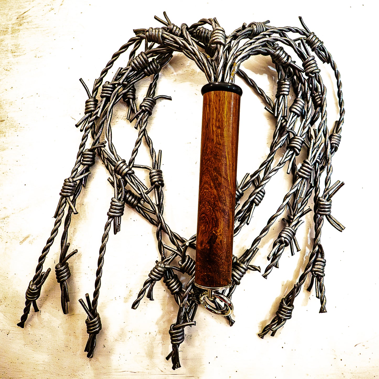 Mini/Wuensdorf. 43cm/17" Stacheldraht-Flogger aus Leder mit 14 Drähten