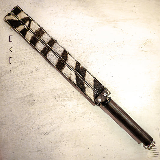 Tawse/Zebra #6, mit echtem Zebrafell, 51cm/20" zweizümgiges Paddle