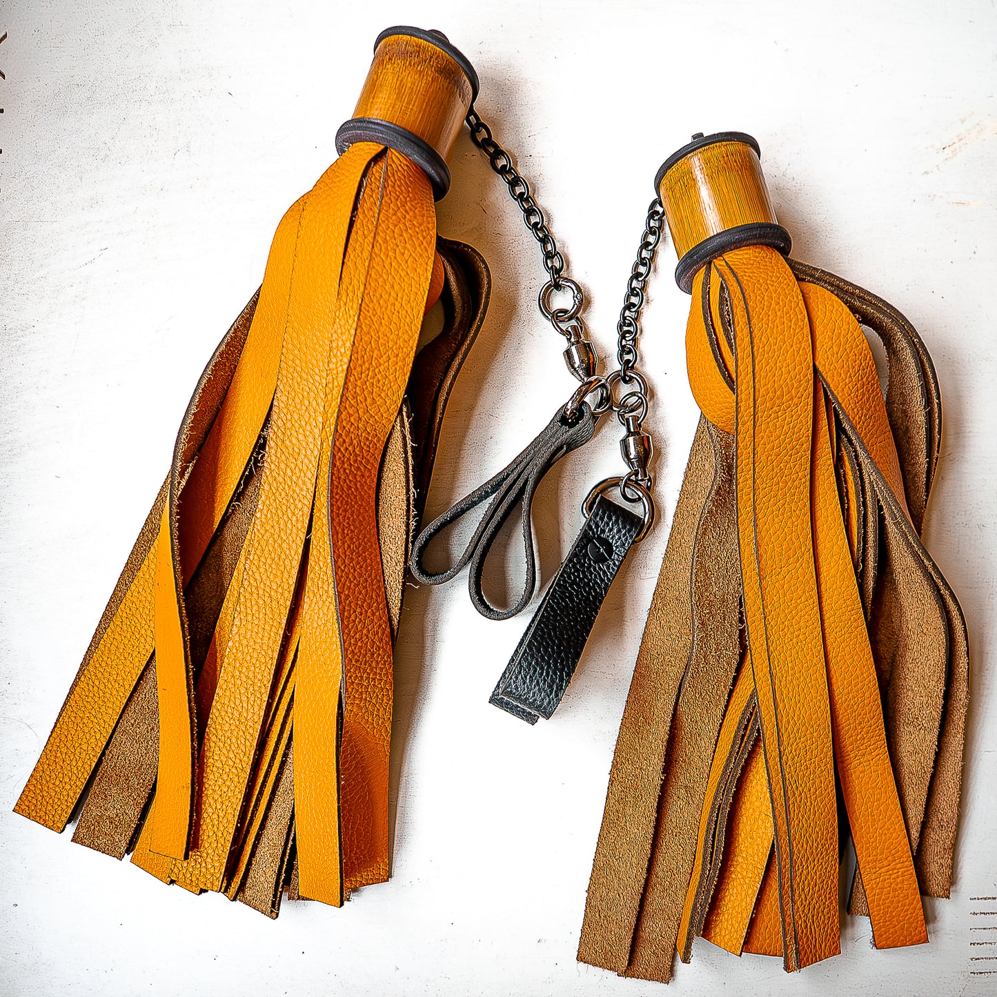 Poi/Breit/Orange. Fingerflogger (Paar, je 30cm Leder +  23cm Griffe, Fingerschlaufen und Kette)