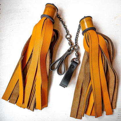 Poi/Breit/Orange. Fingerflogger (Paar, je 30cm Leder +  23cm Griffe, Fingerschlaufen und Kette)