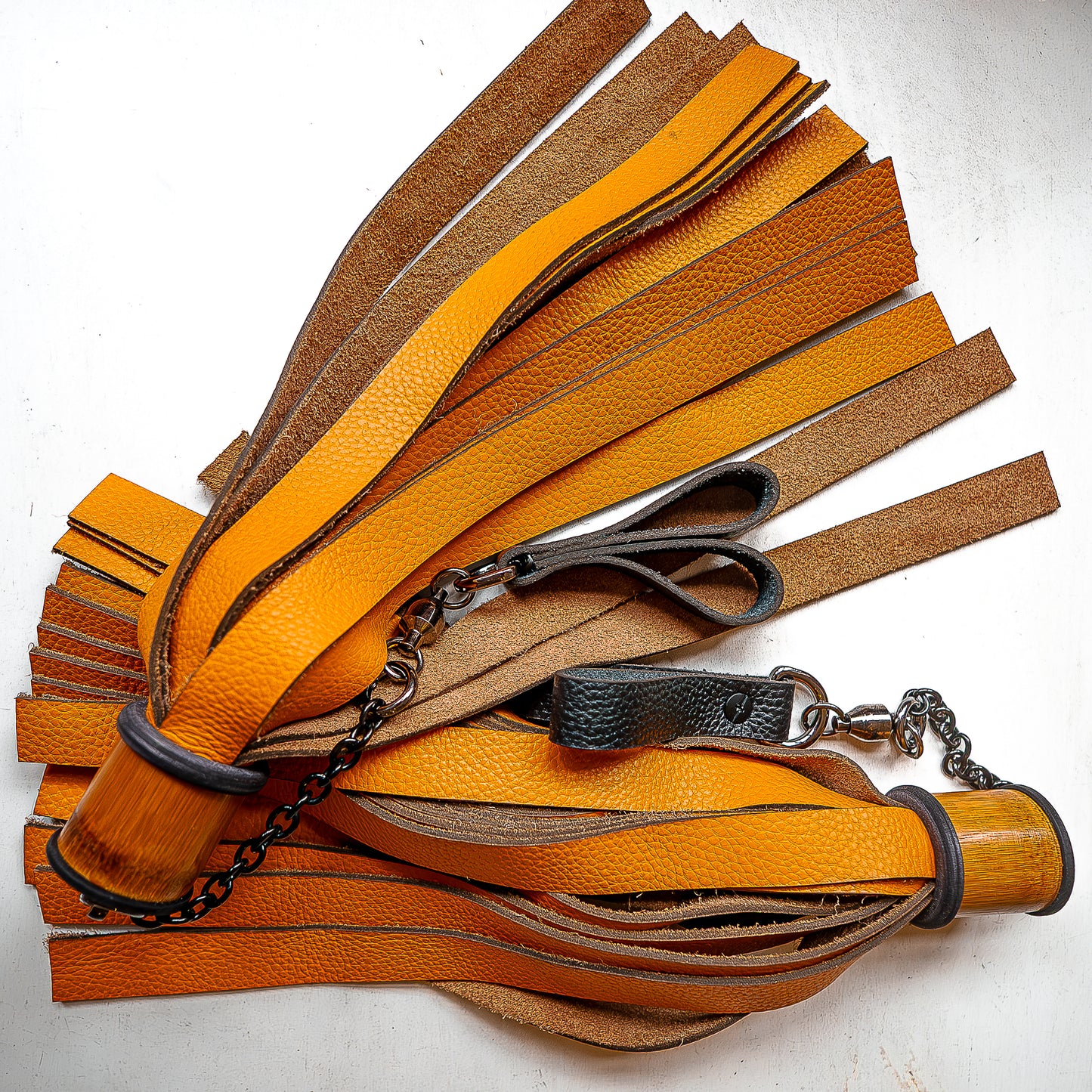 Poi/Breit/Orange. Fingerflogger (Paar, je 30cm Leder +  23cm Griffe, Fingerschlaufen und Kette)