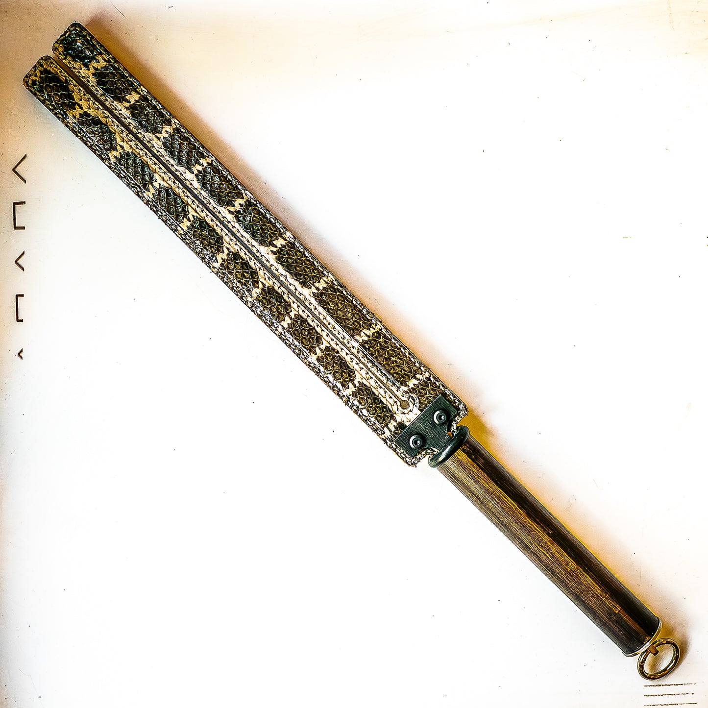 Tawse/Snake. 51cm/20", zweizüngiges Paddle aus geschichtetem Leder