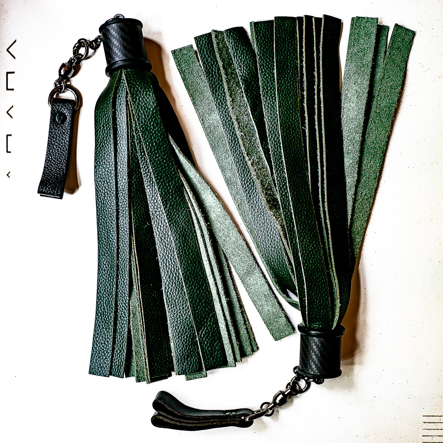 Poi/Breit/Tannengrün. Fingerflogger (Paar, je 30cm Leder +  23cm Griff, Fingerschlaufen und Kette)