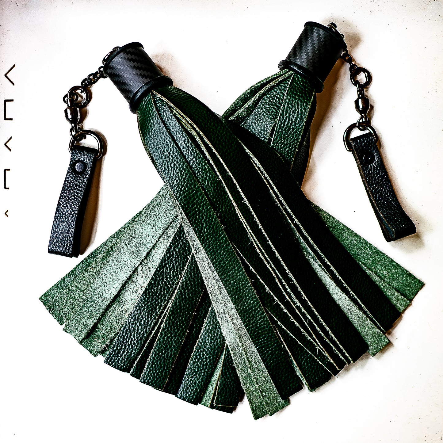Poi/Breit/Tannengrün. Fingerflogger (Paar, je 30cm Leder +  23cm Griff, Fingerschlaufen und Kette)