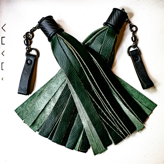 Poi/Breit/Tannengrün. Fingerflogger (Paar, je 30cm Leder +  23cm Griff, Fingerschlaufen und Kette)