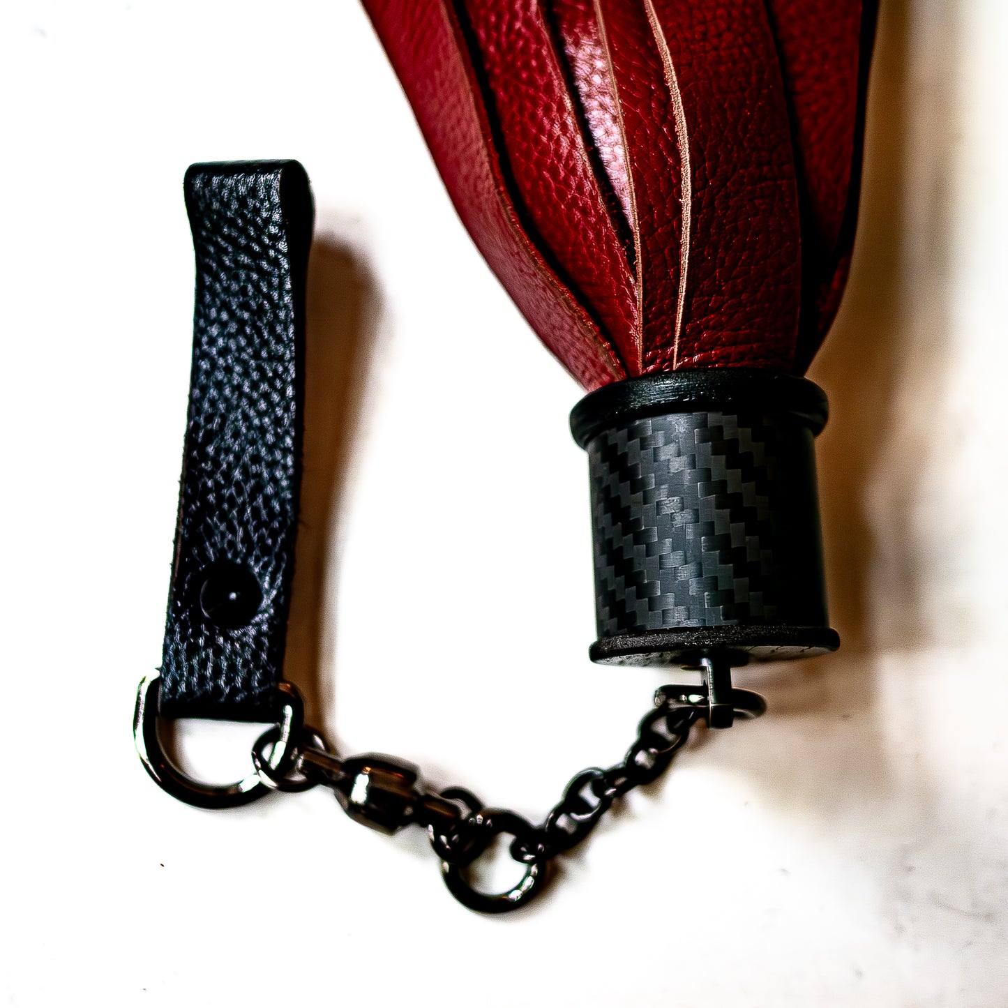 Poi/Wide/Blood-red. Finger floggers (Pair, 30cm leather + 23cm handle each, finger loops and chain)