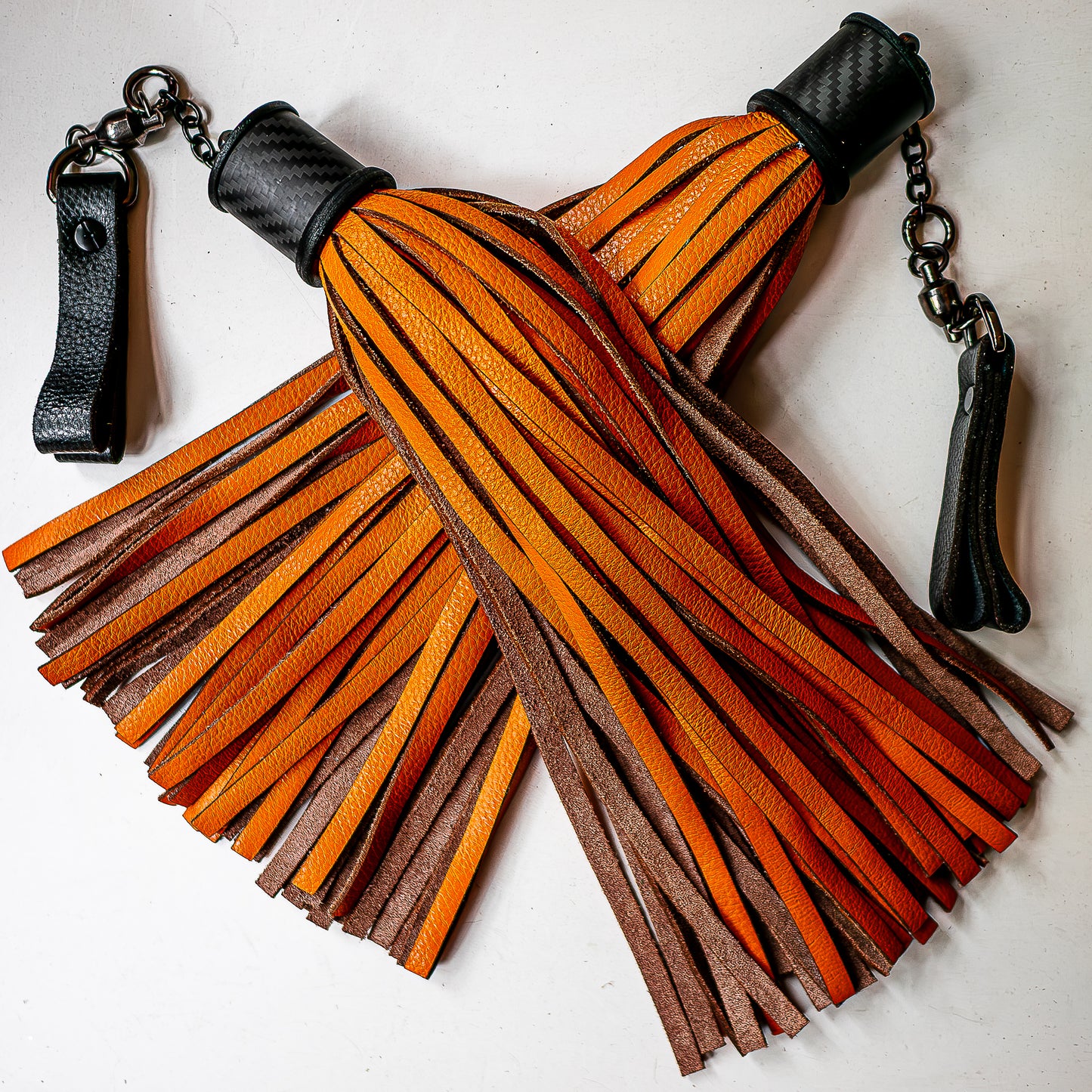 Poi/Orange. Fingerflogger (Paar, je 30cm Leder +  20cm Griff, Fingerschlaufen und Kette)