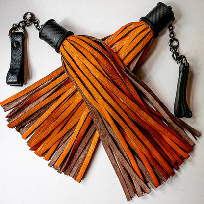 Poi/Orange. Fingerflogger (Paar, je 30cm Leder +  20cm Griff, Fingerschlaufen und Kette)