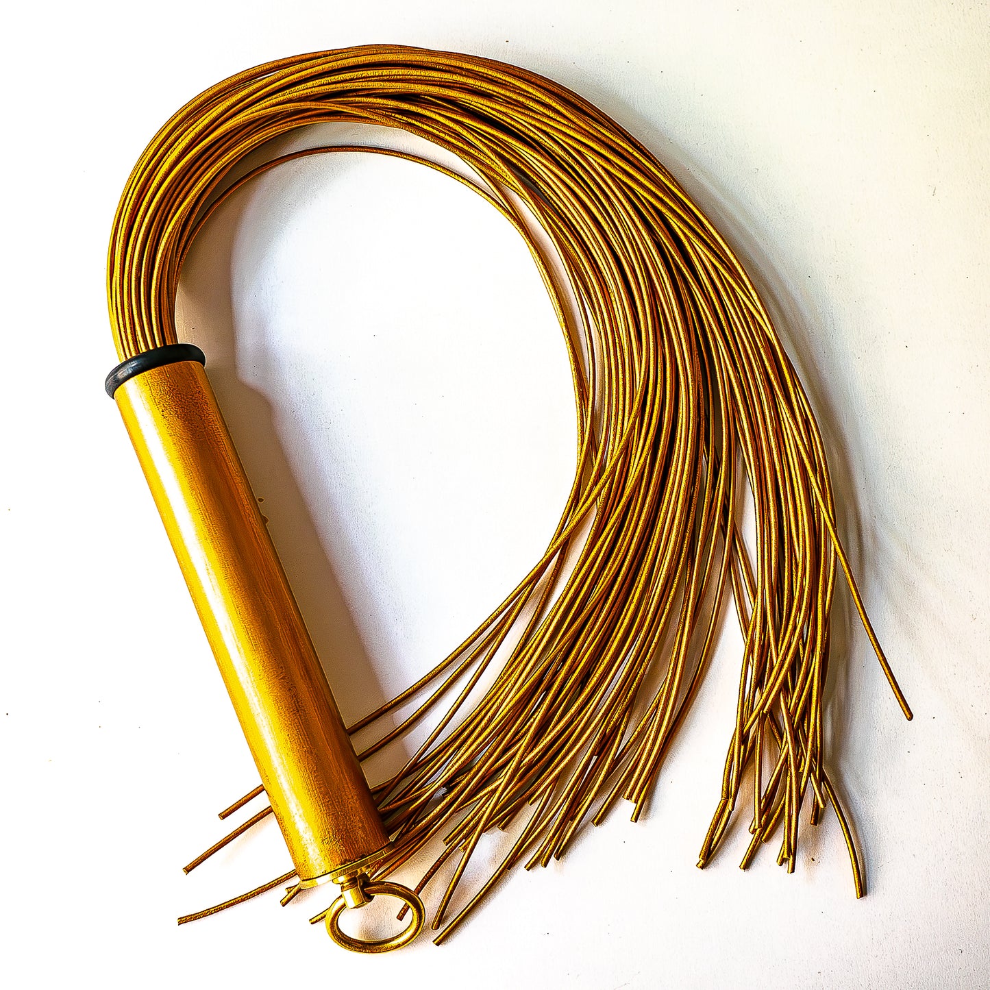 Spaghetti/Pomodoro. 61cm/24" leather flogger