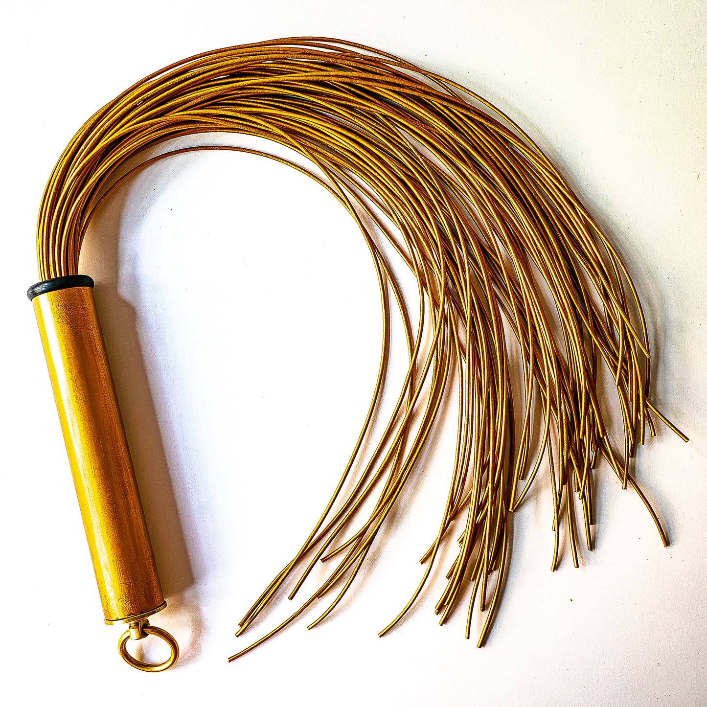 Spaghetti/Pomodoro. 61cm/24" leather flogger