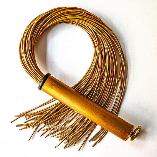 Spaghetti/Oro. 61cm/24" goldener Leder-Flogger