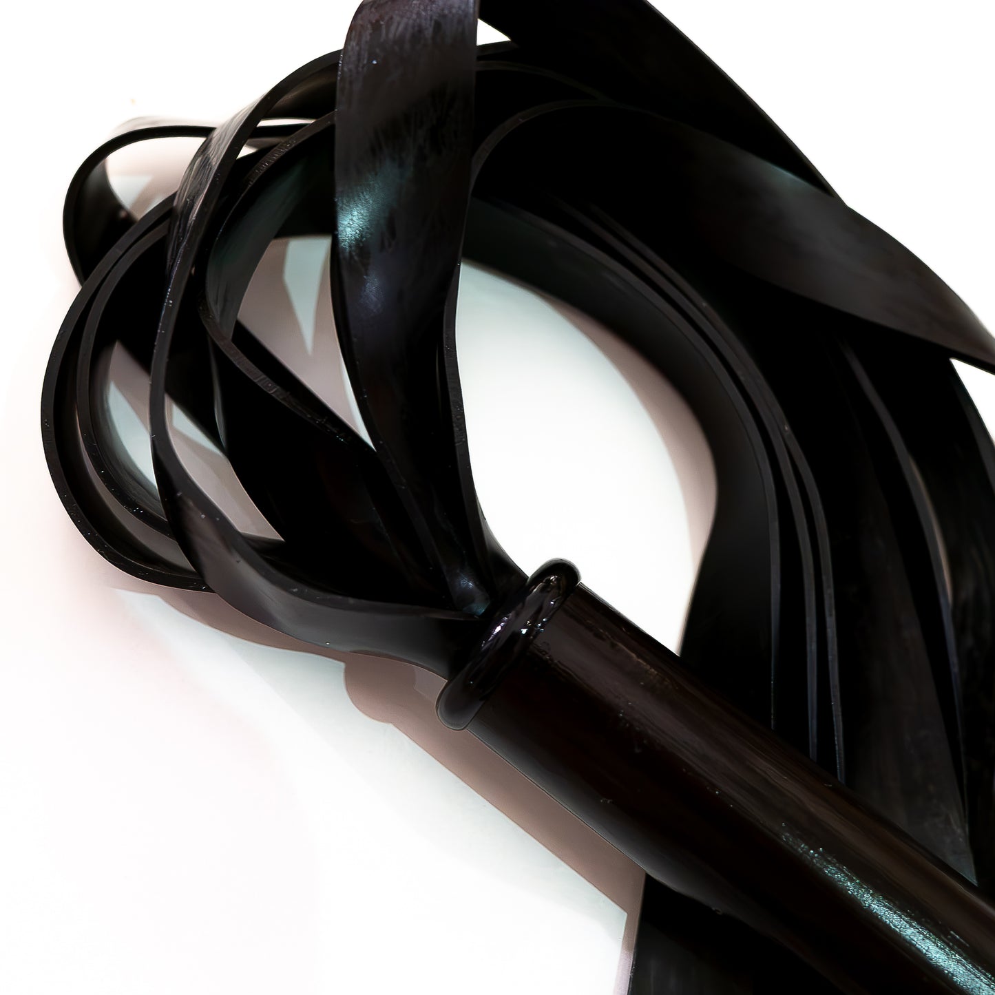 The Gimp/Zed. 61cm/24"schwerer Latex-Flogger mit breiten Strängen
