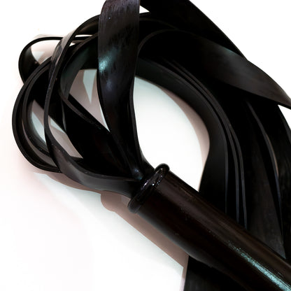 The Gimp/Zed. 61cm/24"schwerer Latex-Flogger mit breiten Strängen