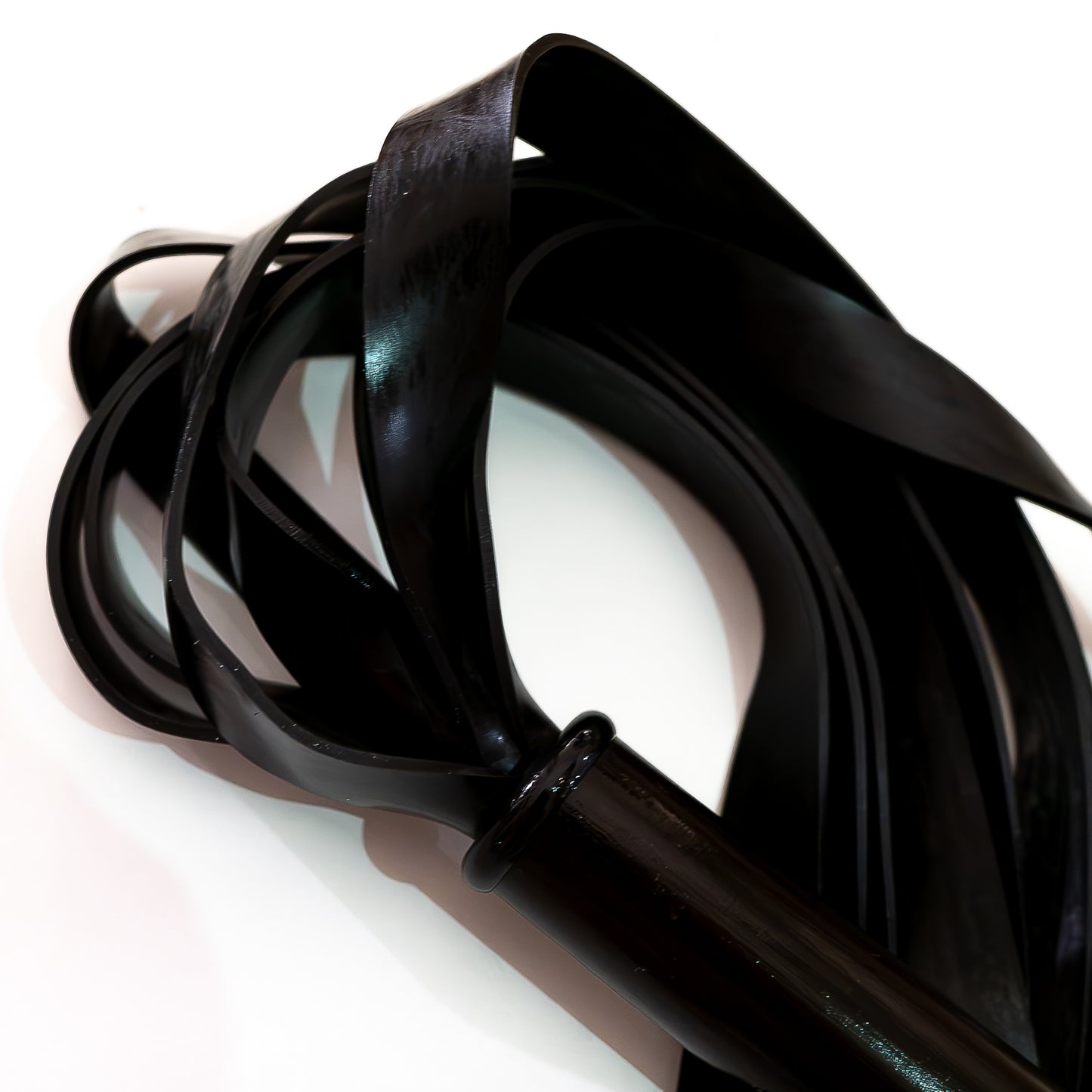 The Gimp/Zed. 61cm/24"schwerer Latex-Flogger mit breiten Strängen