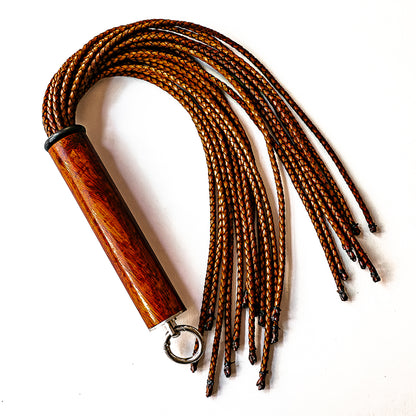 Mini/Brunello. 43cm/17" Flogger mit 20 Strängen