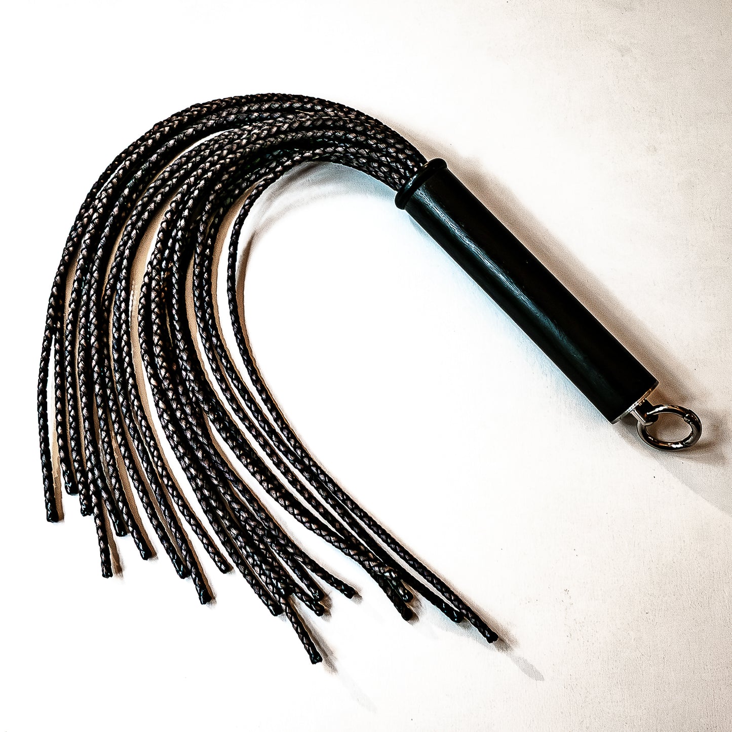 Mini/Brunello. 43cm/17" flogger with 12 strands