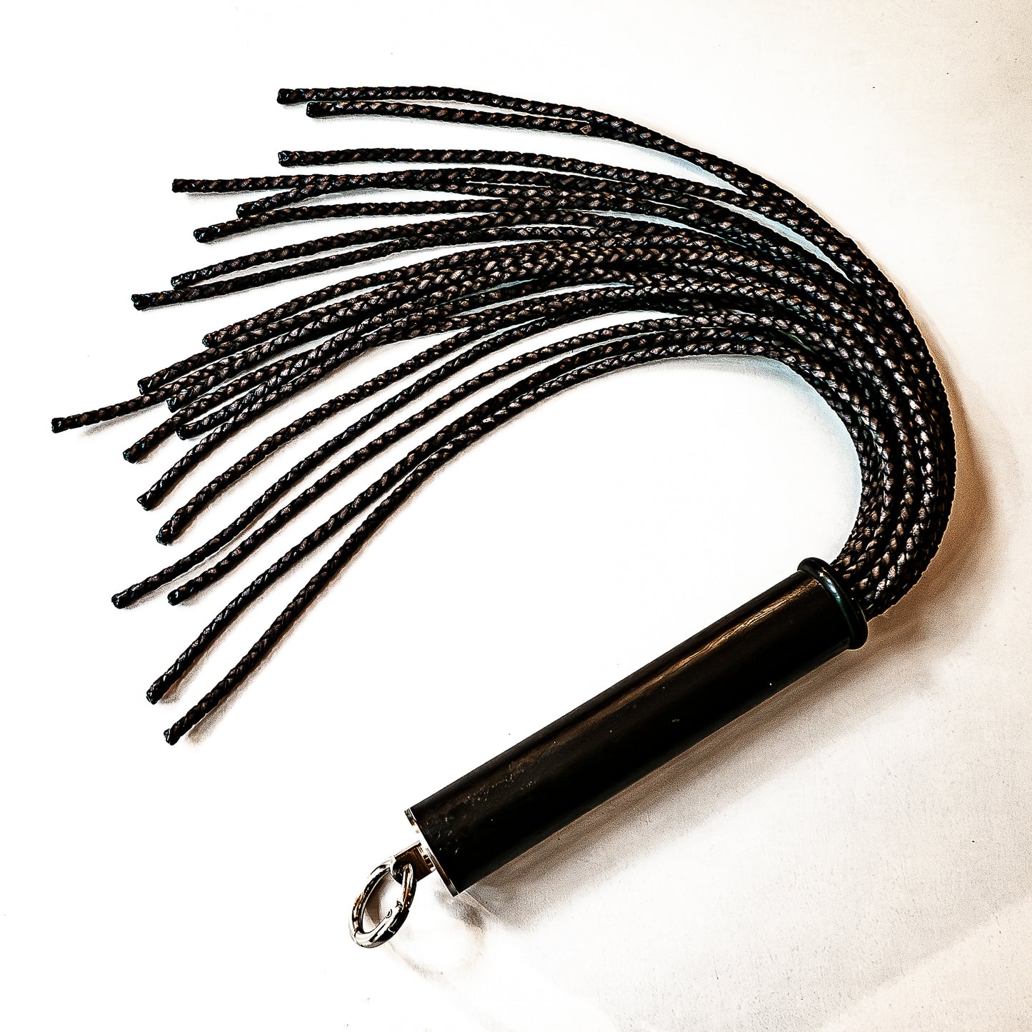 Mini/Brunello. 43cm/17" flogger with 12 strands