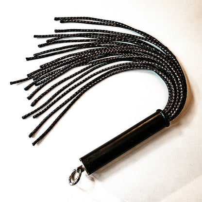 Mini/Brunello. 43cm/17" flogger with 12 strands