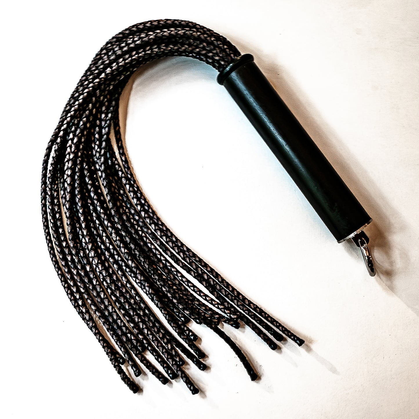 Mini/Brunello. 43cm/17" flogger with 12 strands