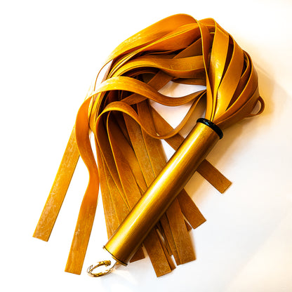 Latex / Gold. 61cm/24" leichter Latex-Flogger mit breiten Strängen