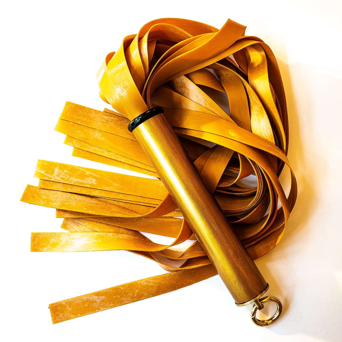 Latex / Gold. 61cm/24" leichter Latex-Flogger mit breiten Strängen