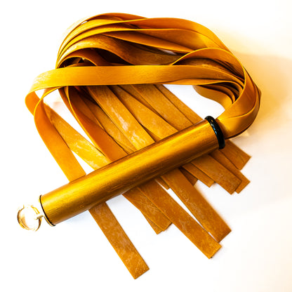 Latex / Gold. 61cm/24" leichter Latex-Flogger mit breiten Strängen