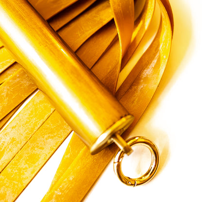 Latex / Gold. 61cm/24" leichter Latex-Flogger mit breiten Strängen