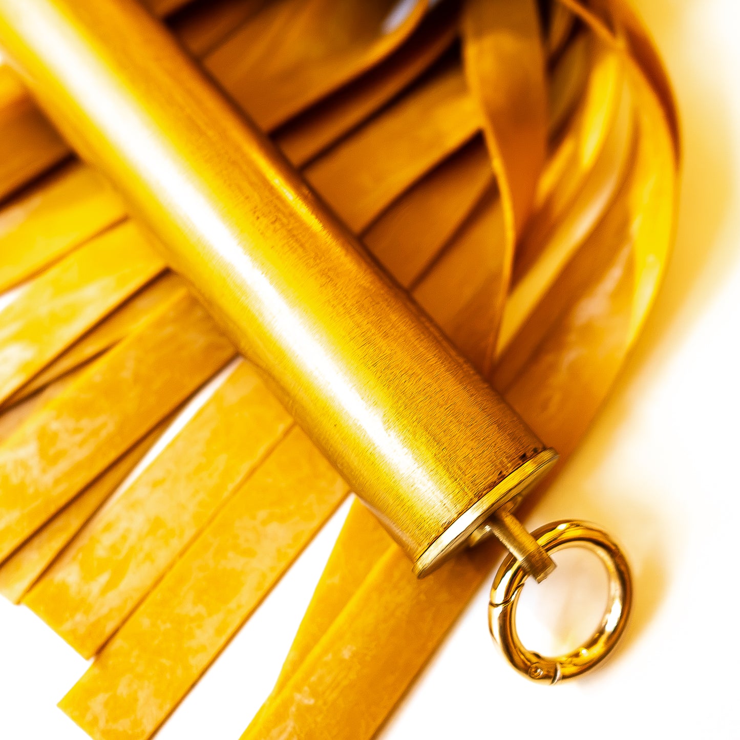 Latex / Gold. 61cm/24" leichter Latex-Flogger mit breiten Strängen