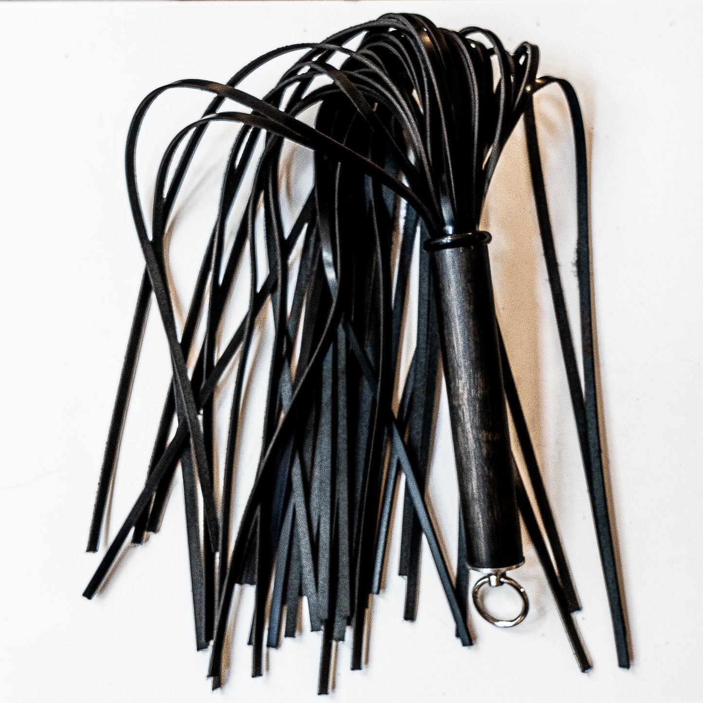 Shiny, shiny. 61cm/24" flogger made of shiny boot leather