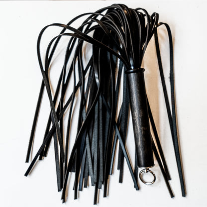 Shiny, shiny. 61cm/24" flogger made of shiny boot leather
