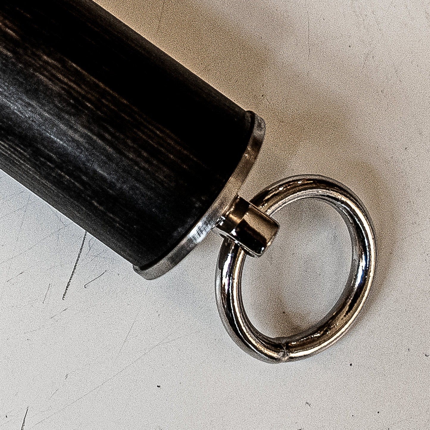 Shiny, shiny. 61cm/24" flogger made of shiny boot leather
